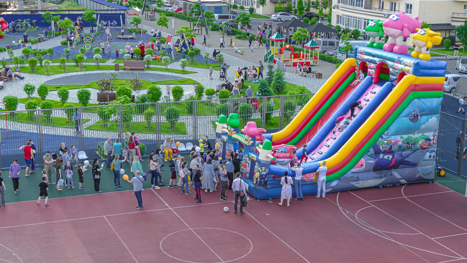 Специально для этого праздника во дворе жилого комплекса установили надувную горку-батут для детей. ЖК «Звезда Столицы».