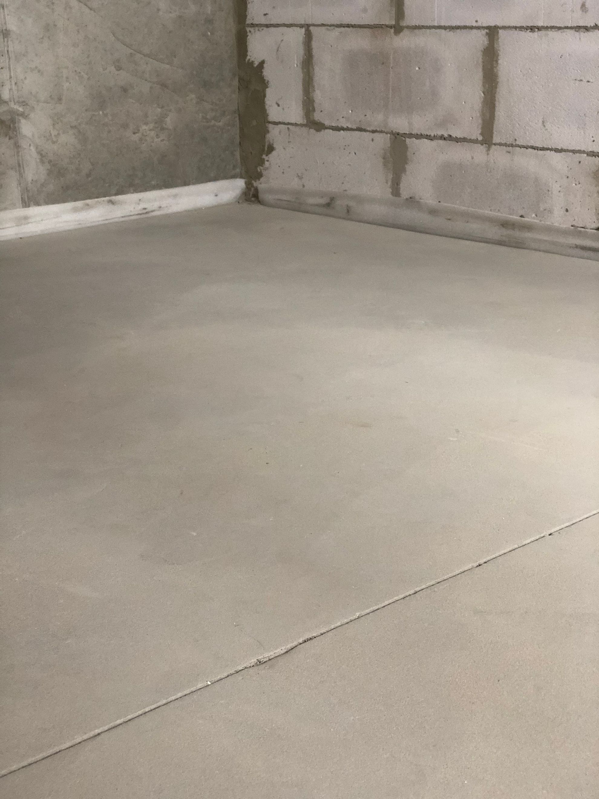 Ровная финишная полусухая стяжка пола от ГК «ДОННЕФТЕСТРОЙ»