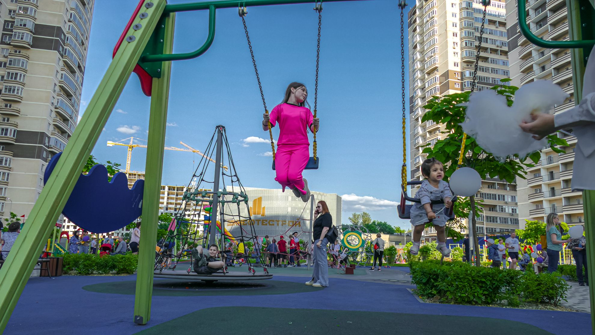 Современный двор – это благоустроенная среда. Можно отдохнуть, заниматься спортом и классно проводить свободное время с друзьями и семьёй. ЖК «Звезда Столицы».