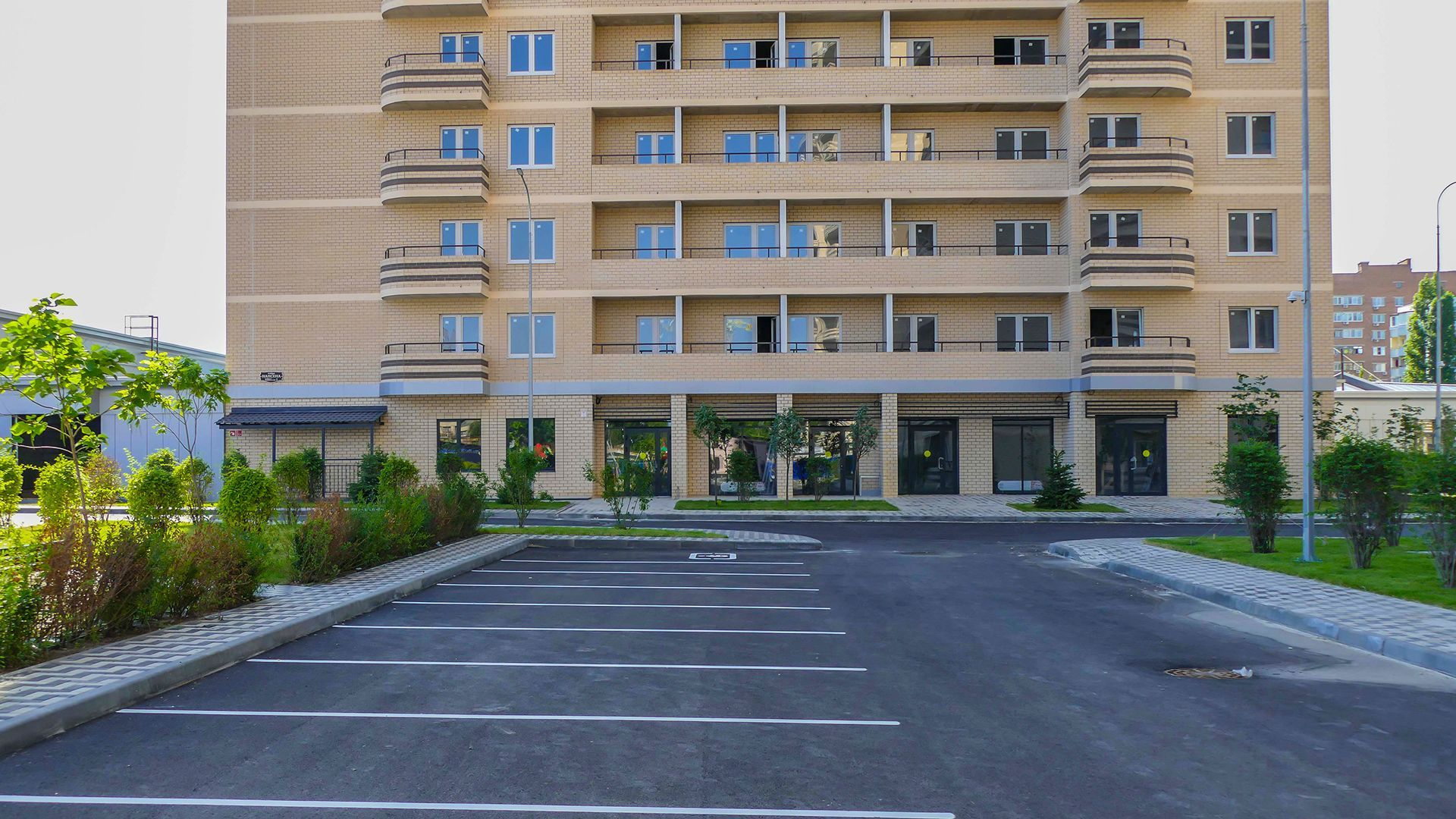 Коммерческие помещения на первом этаже