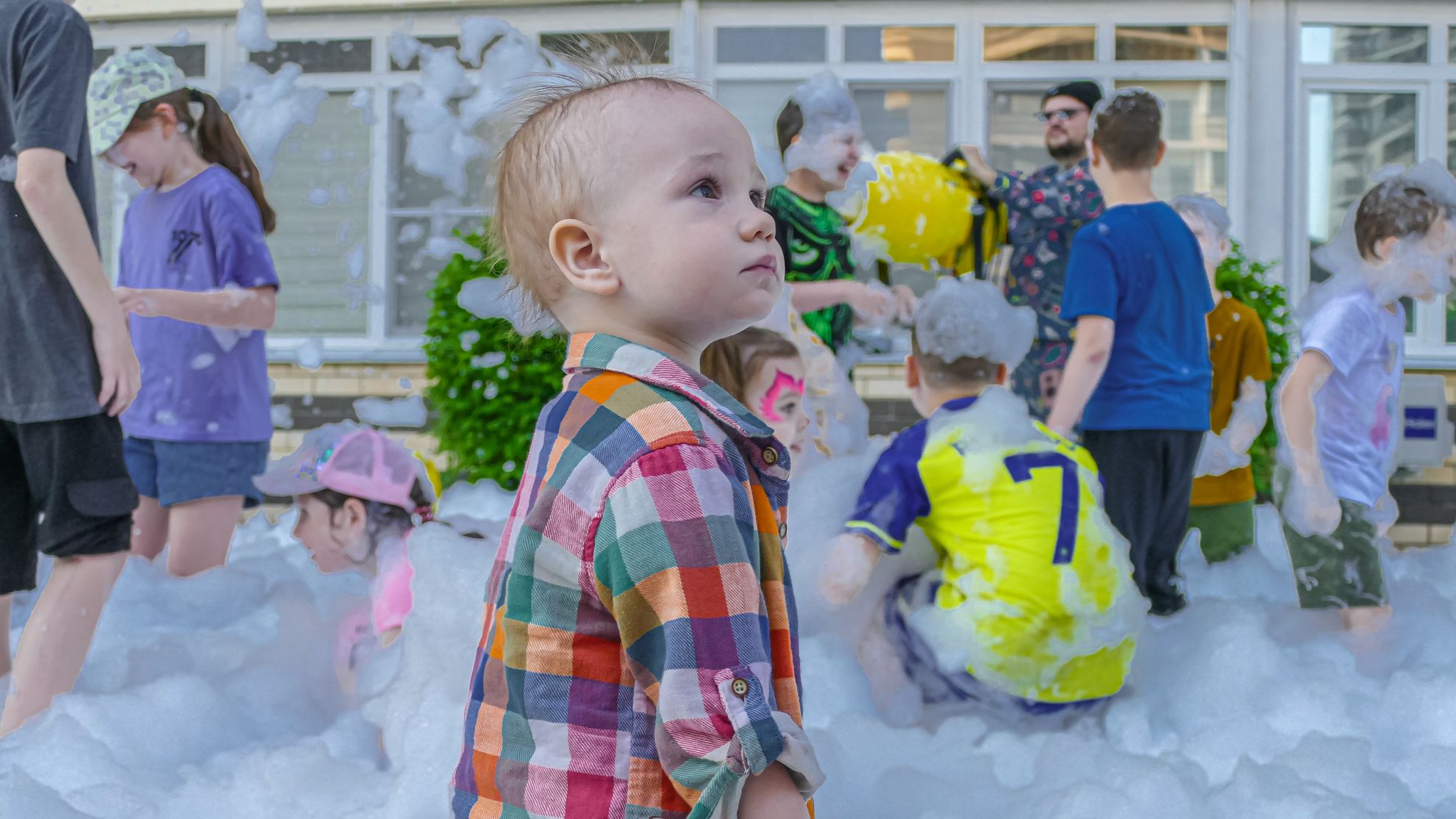Пенная вечеринка во вдоре ЖК «Звезда Столицы».